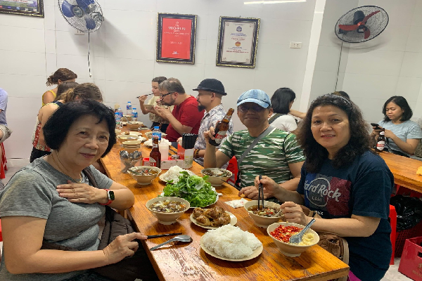 Discover the Vibrant Flavors of Hanoi's Street Food Scene - photo 2